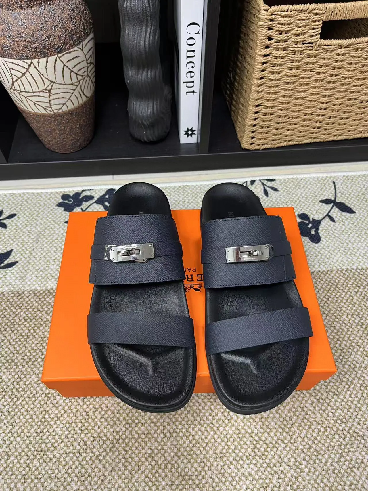 Factory price: 340💰Long-term availability Hermes men's Kazimir slippers for couples - top quality, Hermès woven calfskin functional sandals. The interwoven upper inspired by the "H" iconic pattern creates a casual look, which can be said to be a good companion for summer. Imported cowhide + cowhide lining + TU men's shoes💰Outsole Size: 35-46
